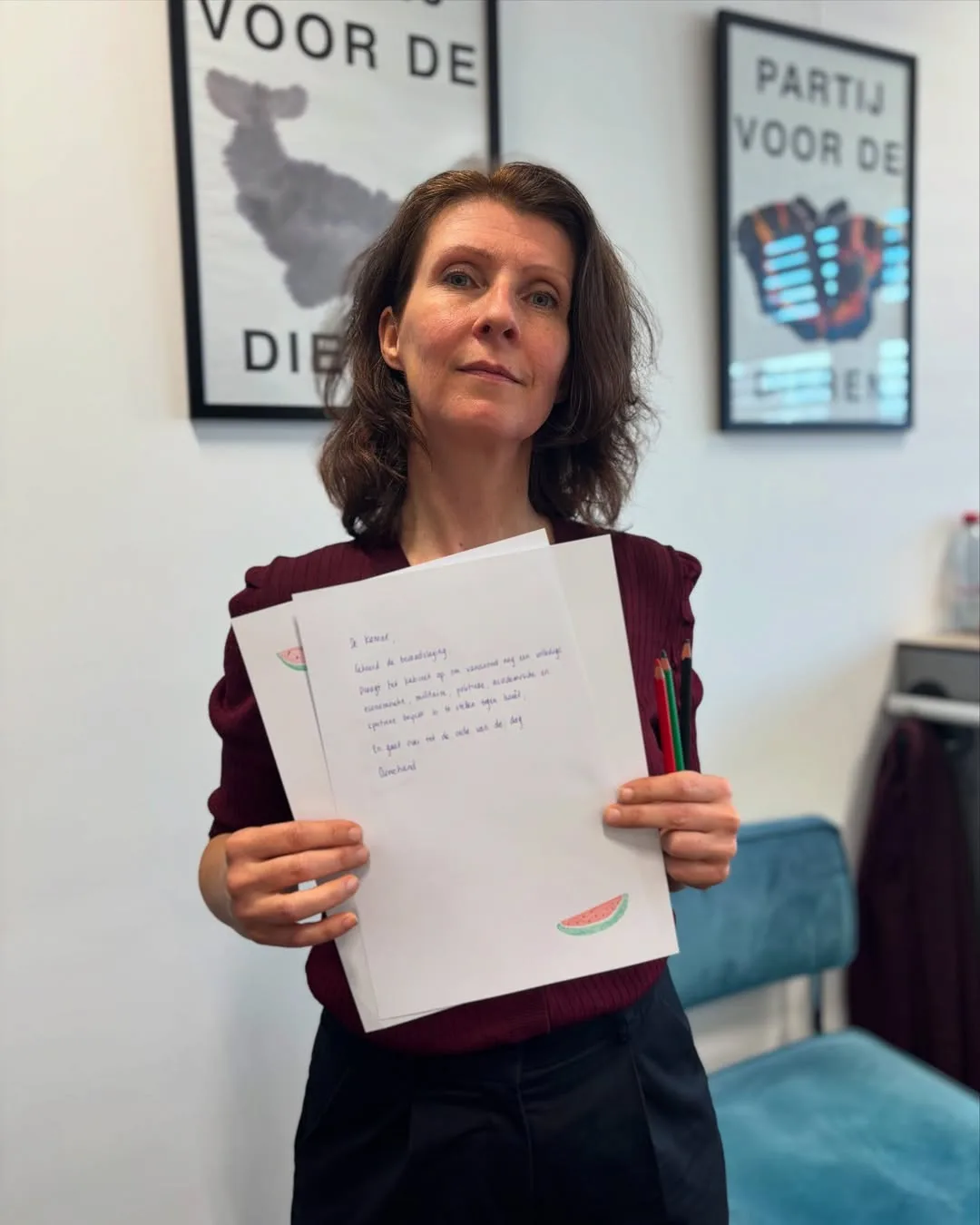 Cara ‘Rare’ Solidariti Ahli Parlimen Belanda Ini, Dihalang Pakai Baju Ala Bendera Palestin & Kembali Dengan Baju Cetakan Tembikai!