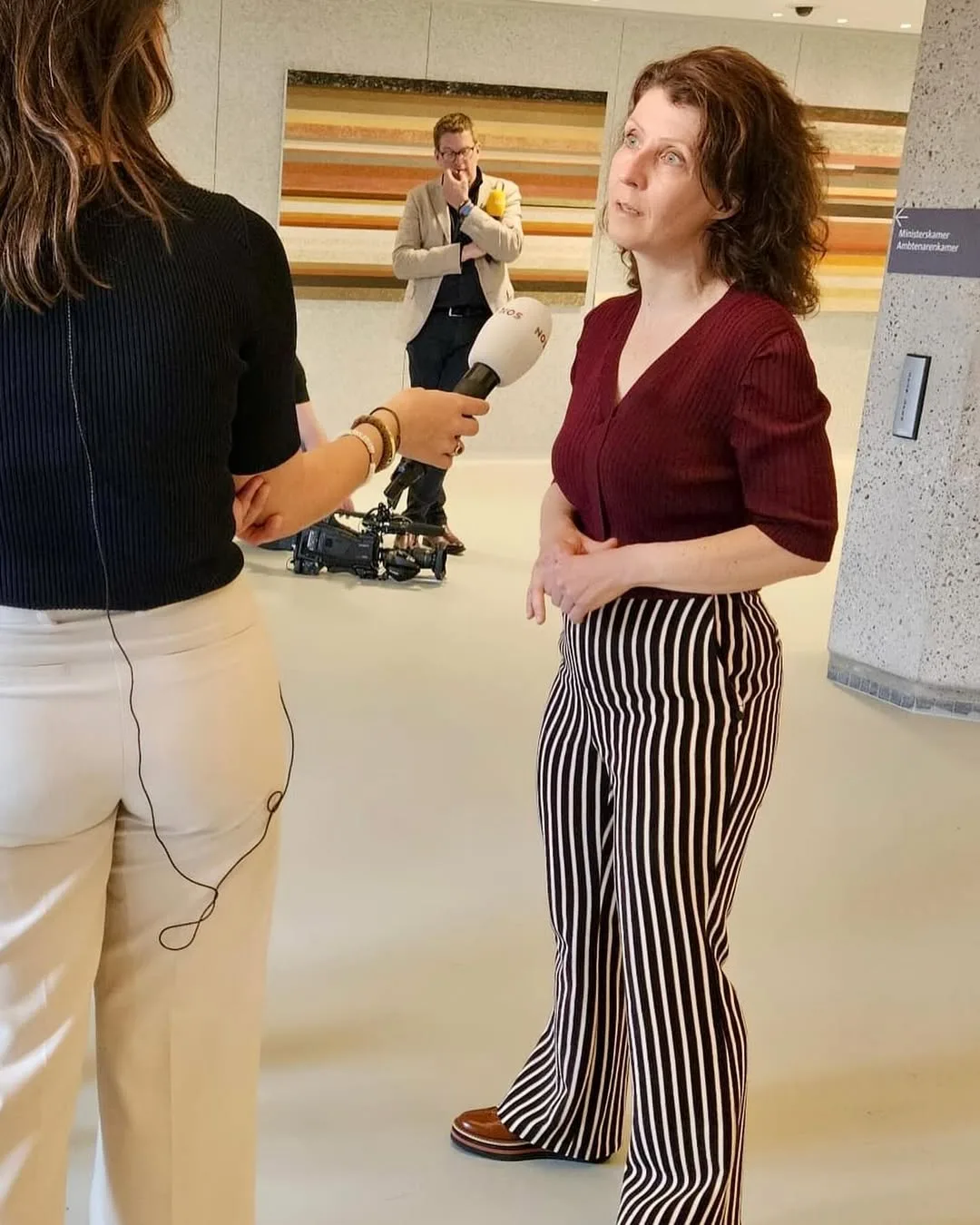 Cara ‘Rare’ Solidariti Ahli Parlimen Belanda Ini, Dihalang Pakai Baju Ala Bendera Palestin & Kembali Dengan Baju Cetakan Tembikai!