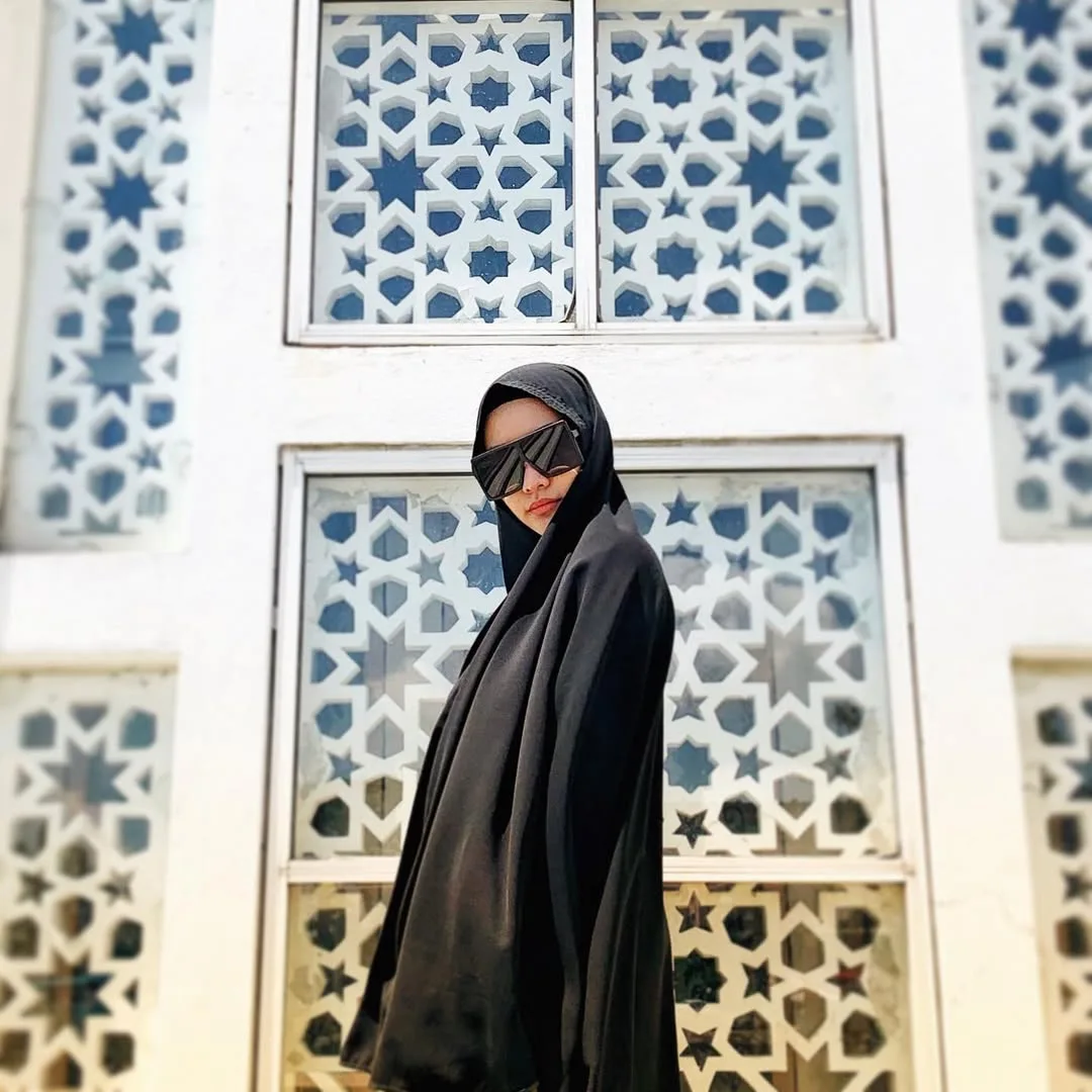 Tenang Tengok Penampilan Sopan Penyanyi Ini, Wajah Terkini Dayang Erema Berniaga Abaya & Ada Anak Bijak! 18 Tenang Tengok Penampilan Sopan Penyanyi Ini, Wajah Terkini Dayang Erema Berniaga Abaya & Ada Anak Bijak!
