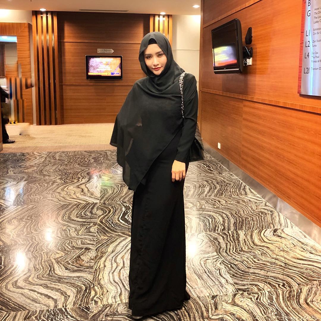 Tenang Tengok Penampilan Sopan Penyanyi Ini, Wajah Terkini Dayang Erema Berniaga Abaya & Ada Anak Bijak!