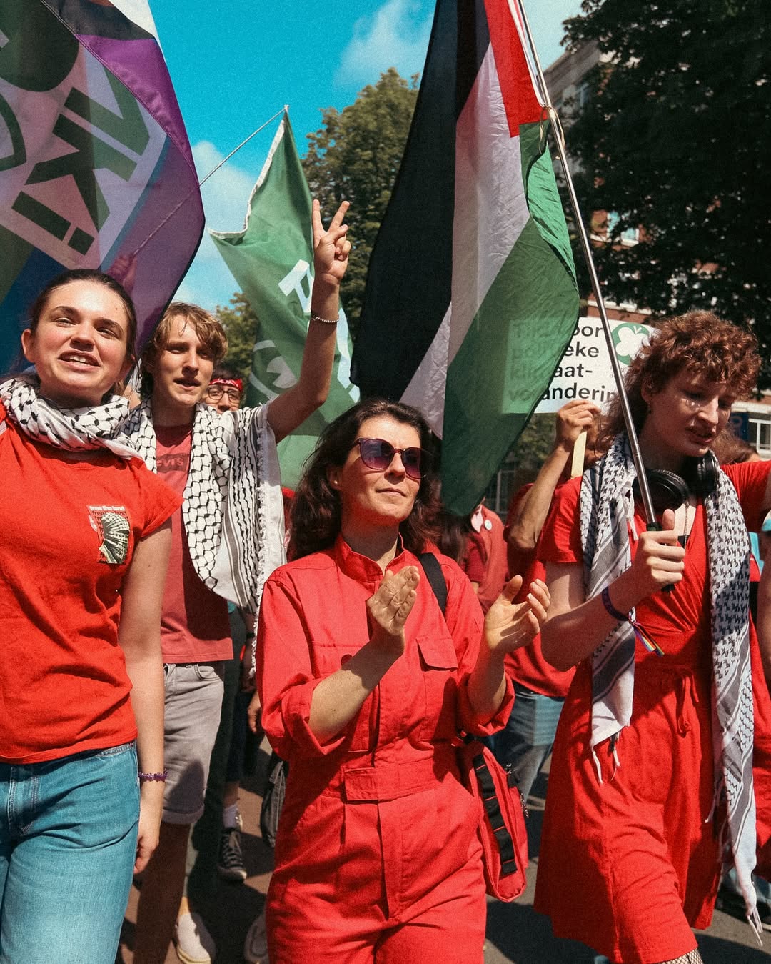 Cara ‘Rare’ Solidariti Ahli Parlimen Belanda Ini, Dihalang Pakai Baju Ala Bendera Palestin & Kembali Dengan Baju Cetakan Tembikai!