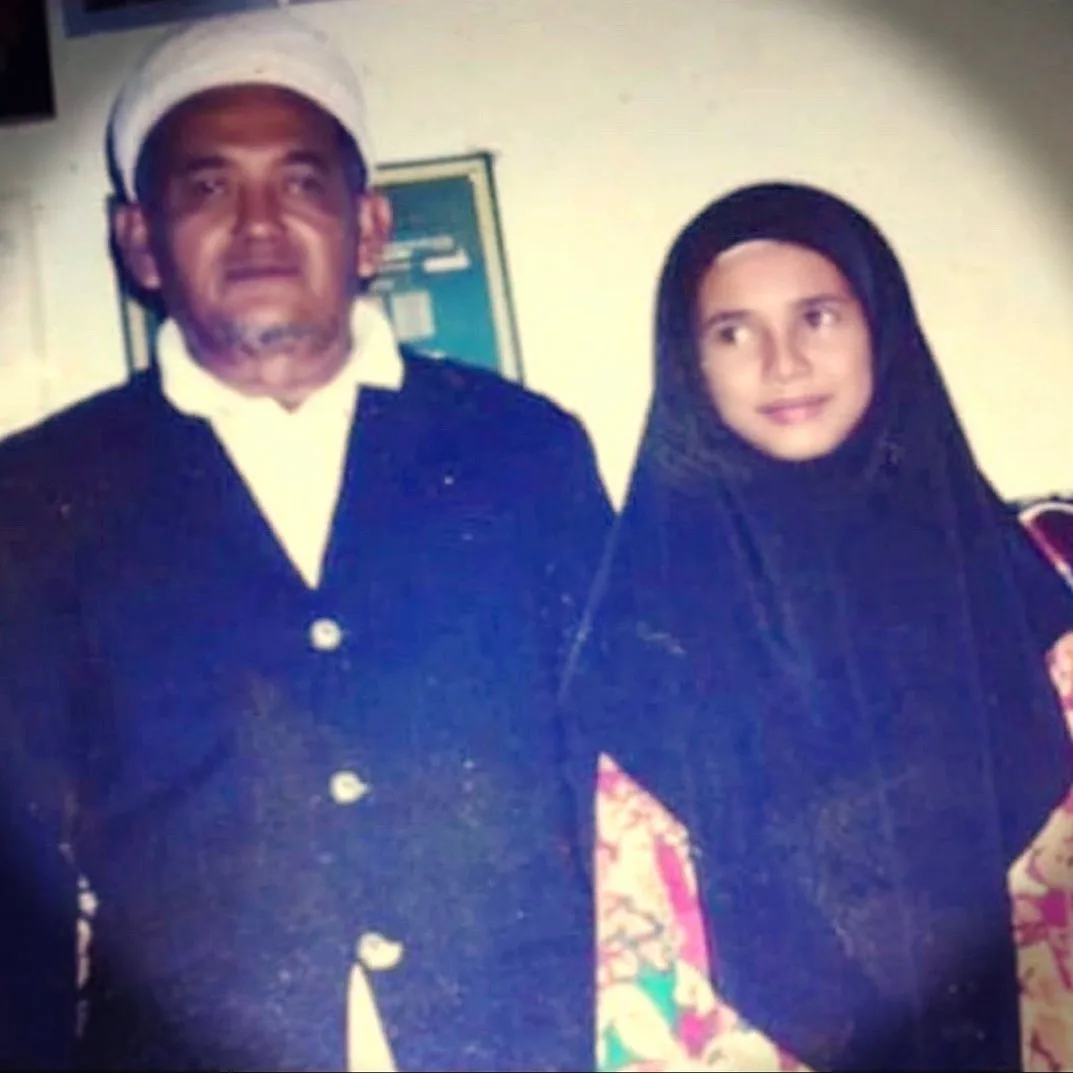 Ada ‘Master’ Ekonomi & Dibesarkan Dengan Didikan Agama Yang Baik, Terpikat Kesederhanaan Isteri Designer Ini!