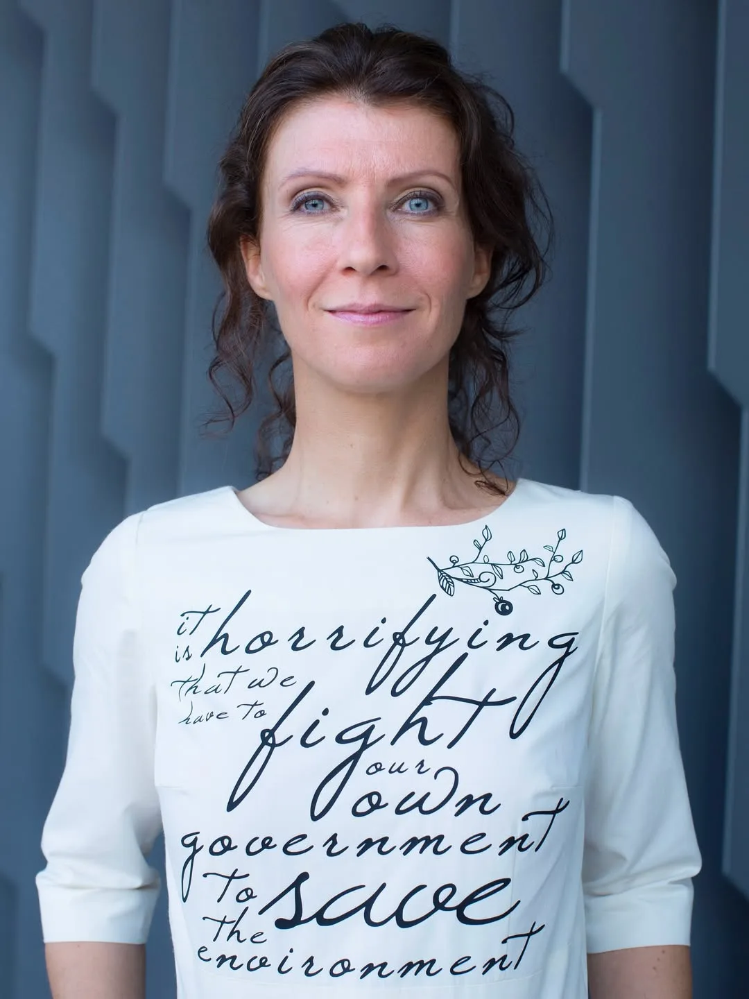 Cara ‘Rare’ Solidariti Ahli Parlimen Belanda Ini, Dihalang Pakai Baju Ala Bendera Palestin & Kembali Dengan Baju Cetakan Tembikai!