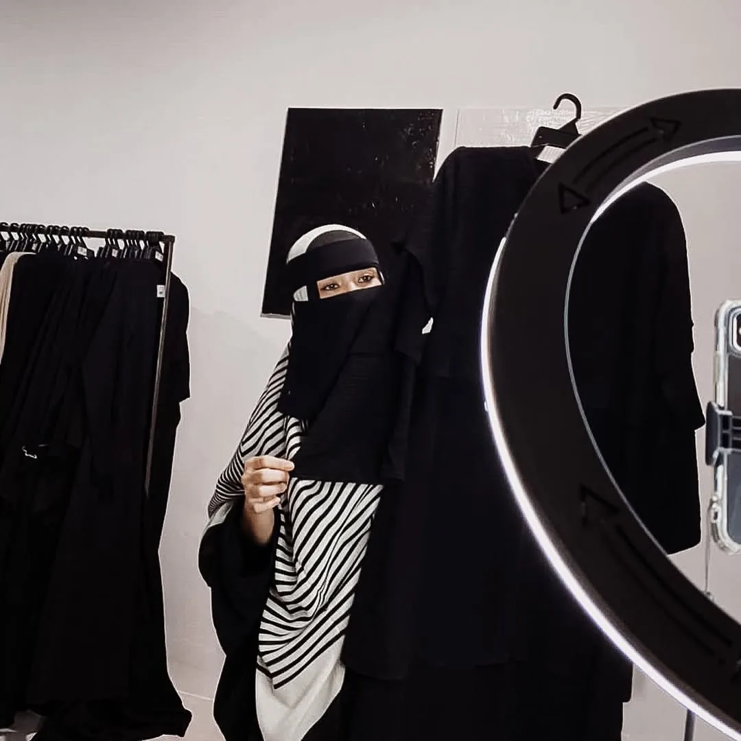 Tenang Tengok Penampilan Sopan Penyanyi Ini, Wajah Terkini Dayang Erema Berniaga Abaya & Ada Anak Bijak!