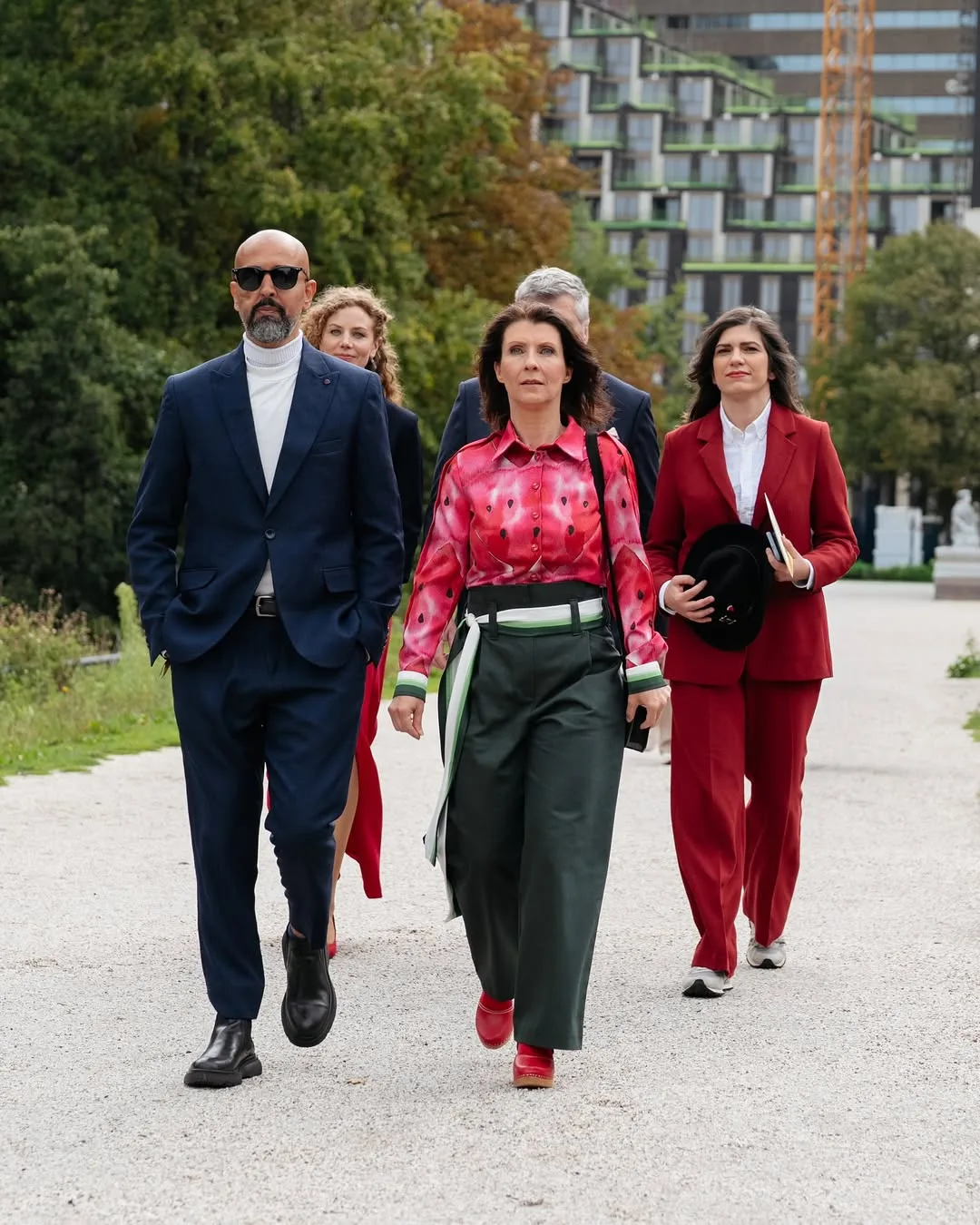 Cara ‘Rare’ Solidariti Ahli Parlimen Belanda Ini, Dihalang Pakai Baju Ala Bendera Palestin & Kembali Dengan Baju Cetakan Tembikai!