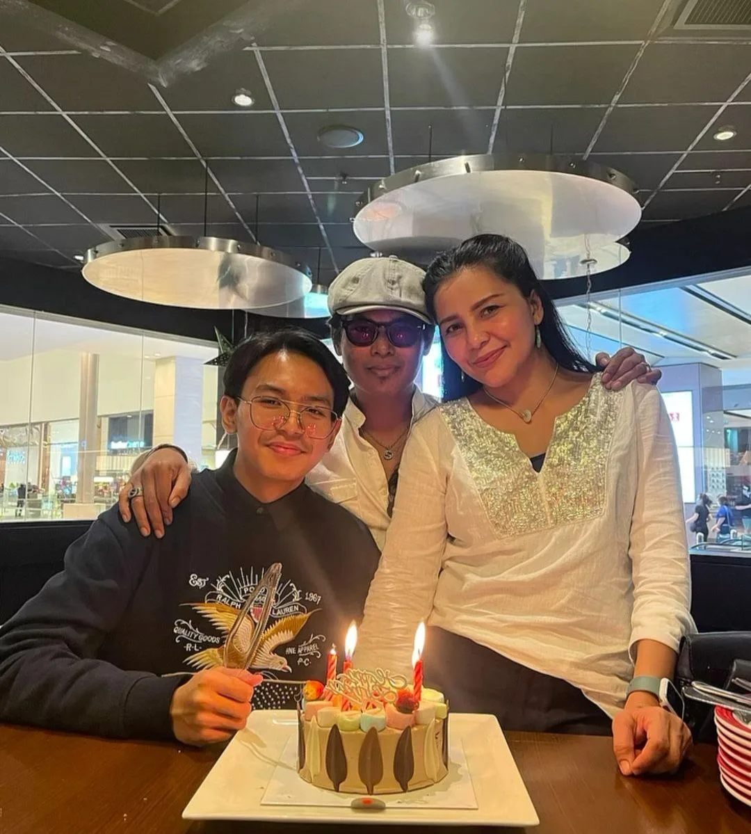 Awet Muda Usia 49, Watie Sadali Bahagia Jadi Suri Hati Joey & Anak Teruna Pun Dah 21 Tahun!