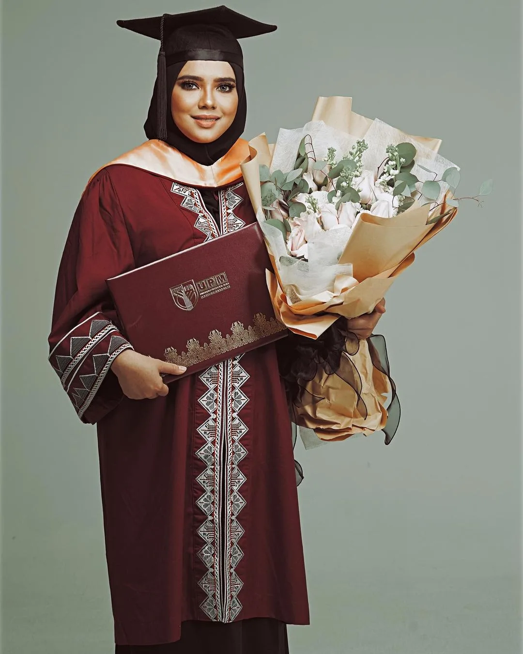 Ada ‘Master’ Ekonomi & Dibesarkan Dengan Didikan Agama Yang Baik, Terpikat Kesederhanaan Isteri Designer Ini!