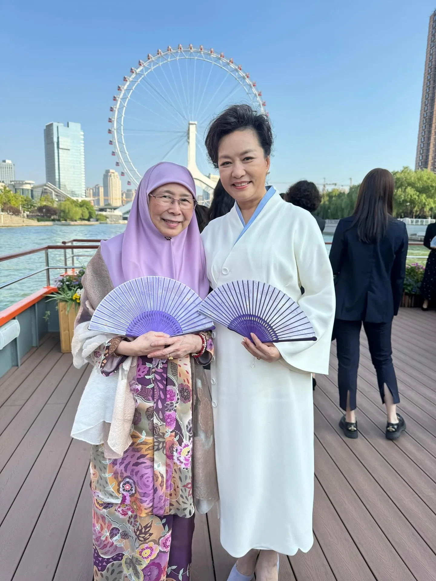 Pesona Isteri PM Pakai Baju Kebaya Batik Kelantan ke China, Gaya Dato’ Seri Dr Wan Azizah Tuai Pujian