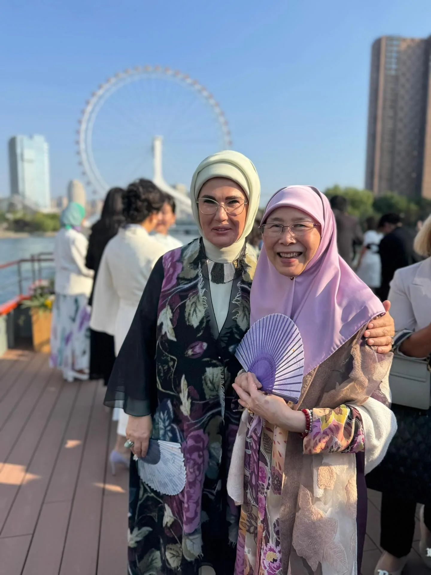 Pesona Isteri PM Pakai Baju Kebaya Batik Kelantan ke China, Gaya Dato’ Seri Dr Wan Azizah Tuai Pujian