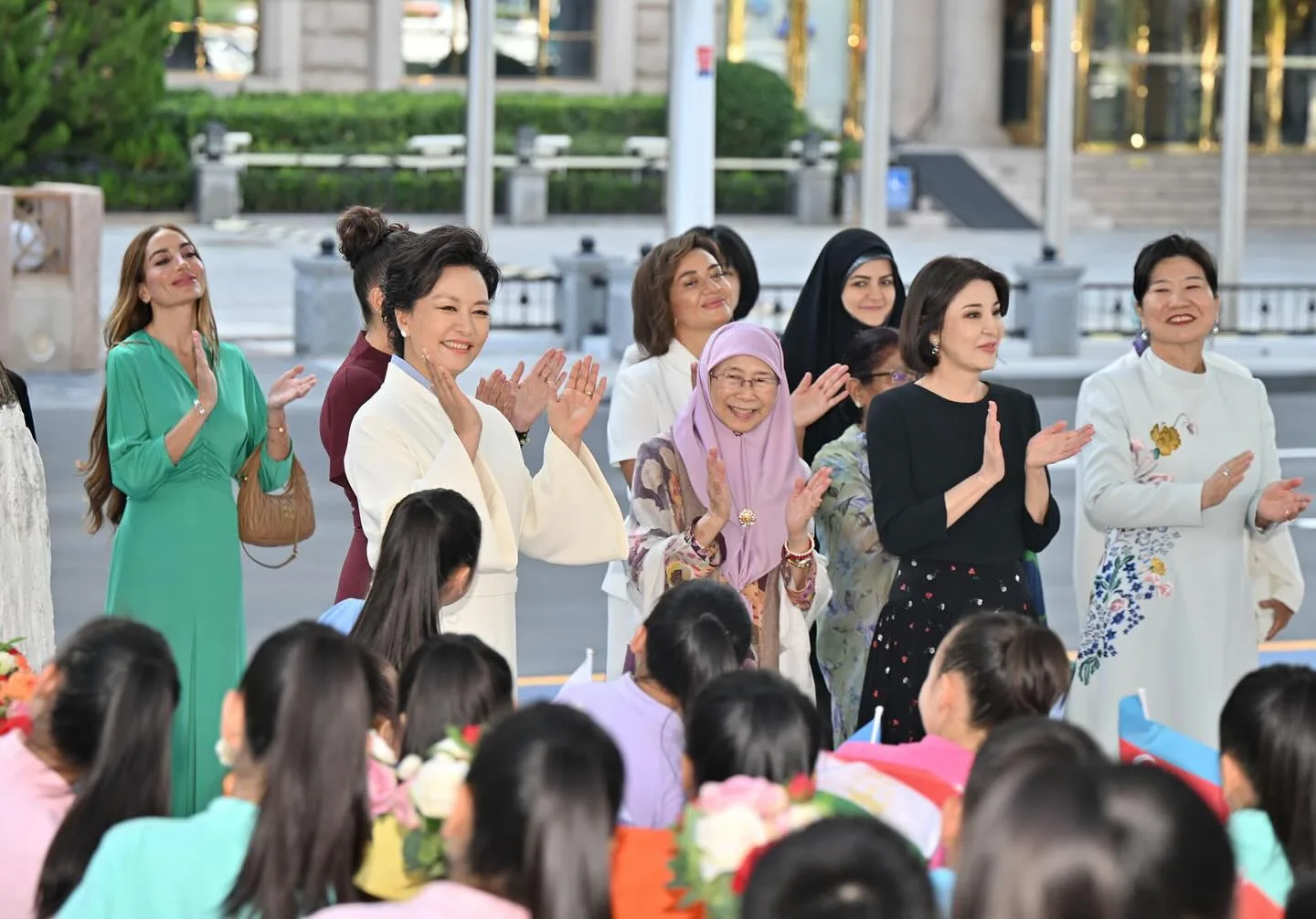 Pesona Isteri PM Pakai Baju Kebaya Batik Kelantan ke China, Gaya Dato’ Seri Dr Wan Azizah Tuai Pujian