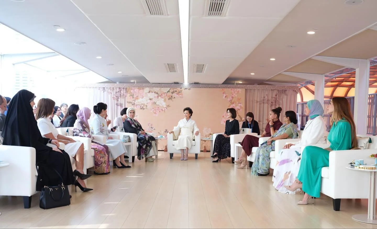 Pesona Isteri PM Pakai Baju Kebaya Batik Kelantan ke China, Gaya Dato’ Seri Dr Wan Azizah Tuai Pujian