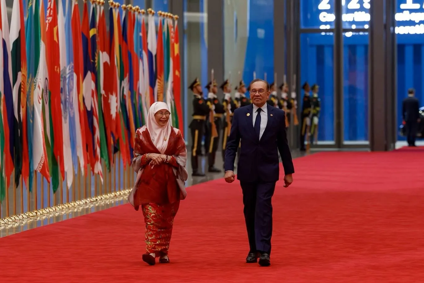 Pesona Isteri PM Pakai Baju Kebaya Batik Kelantan ke China, Gaya Dato’ Seri Dr Wan Azizah Tuai Pujian