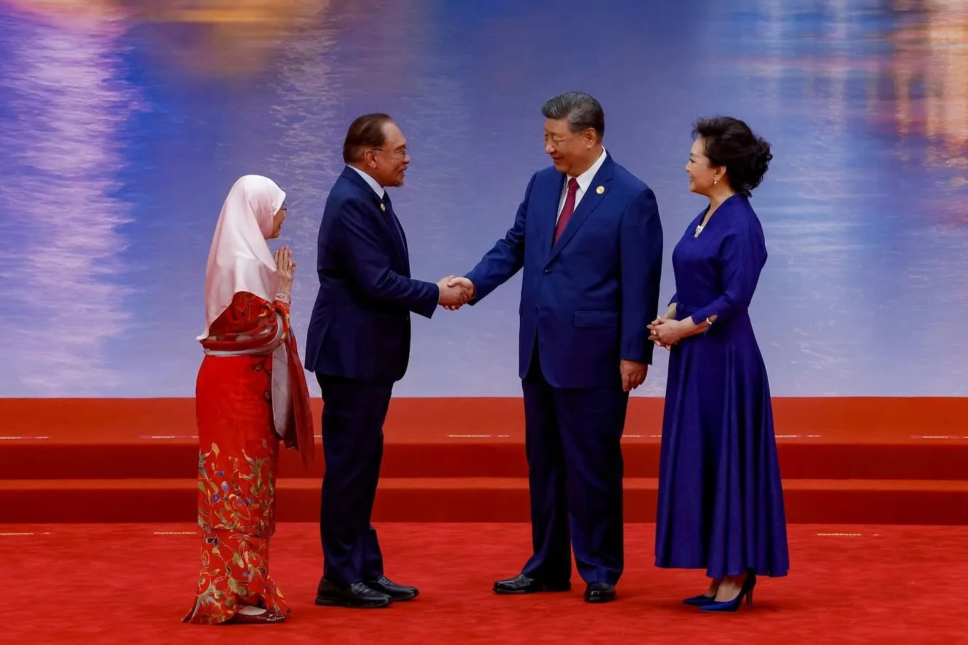 Pesona Isteri PM Pakai Baju Kebaya Batik Kelantan ke China, Gaya Dato’ Seri Dr Wan Azizah Tuai Pujian