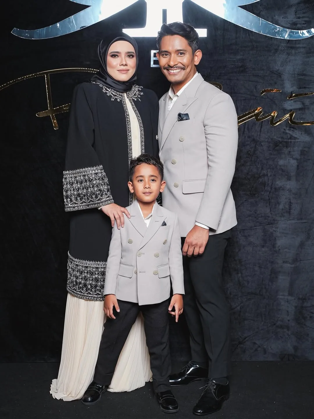 Ada ‘Master’ Ekonomi & Dibesarkan Dengan Didikan Agama Yang Baik, Terpikat Kesederhanaan Isteri Designer Ini!