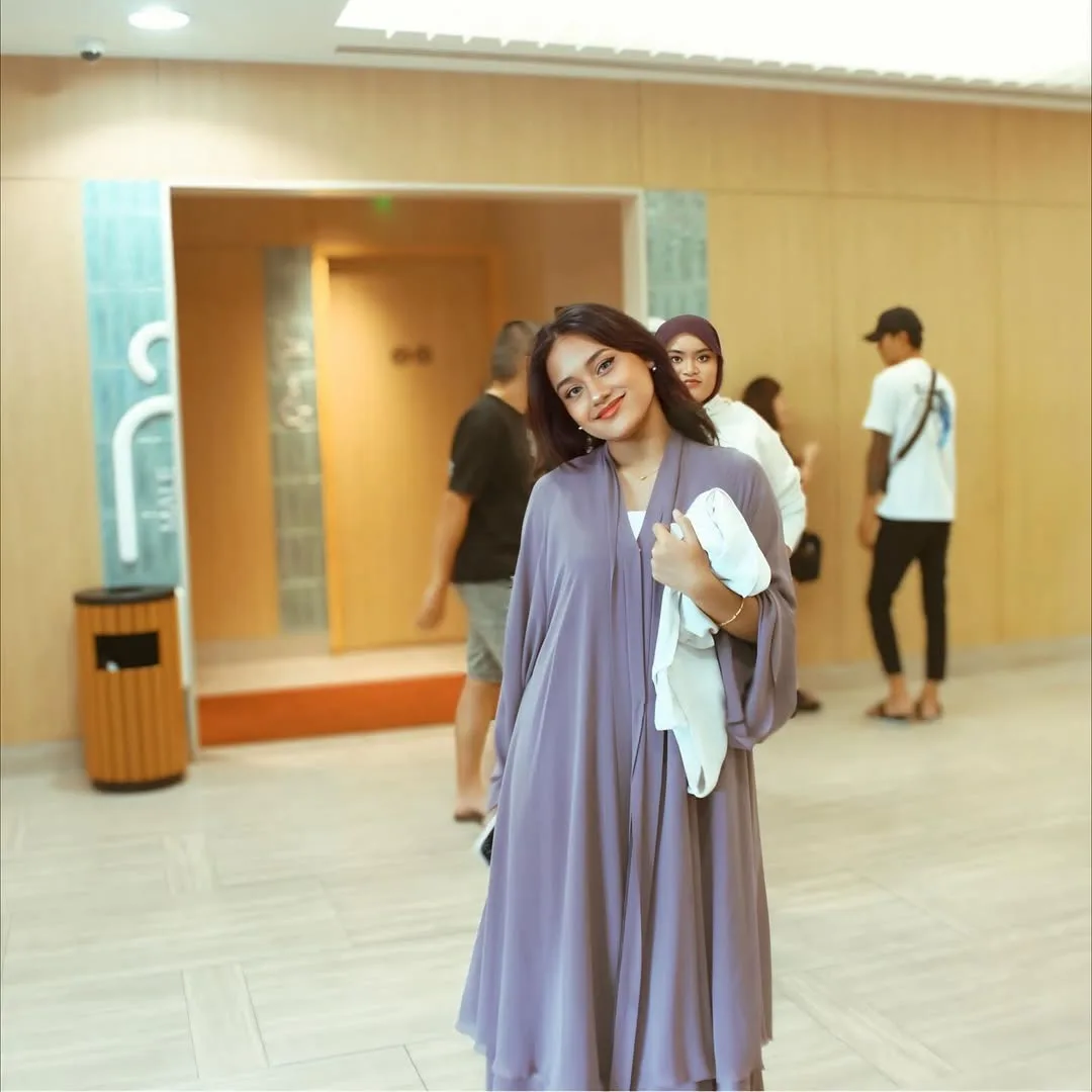 Tenang Tengok Penampilan Sopan Penyanyi Ini, Wajah Terkini Dayang Erema Berniaga Abaya & Ada Anak Bijak! 12 Tenang Tengok Penampilan Sopan Penyanyi Ini, Wajah Terkini Dayang Erema Berniaga Abaya & Ada Anak Bijak!