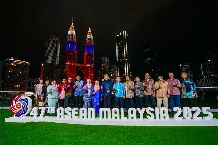 Raja Datin Seri Salbiah Turun Padang Bantu Suami Sempena ASEAN, ‘Tok Mat’ Sukses Jadi Menteri Luar!