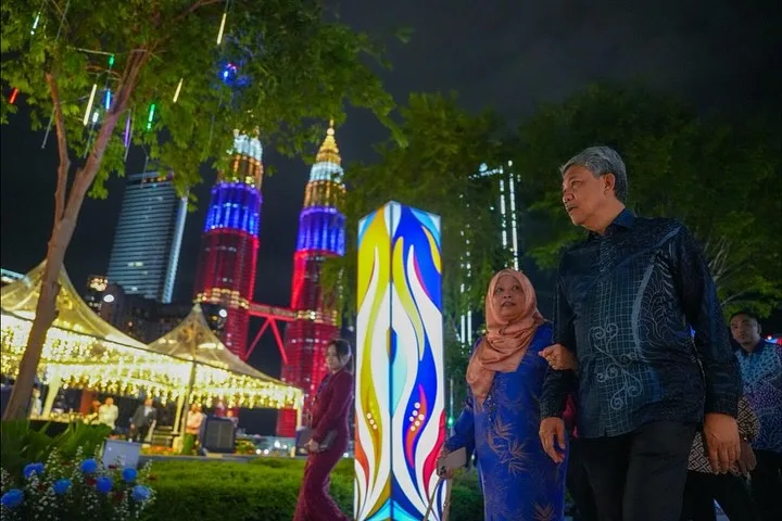 Raja Datin Seri Salbiah Turun Padang Bantu Suami Sempena ASEAN, ‘Tok Mat’ Sukses Jadi Menteri Luar!