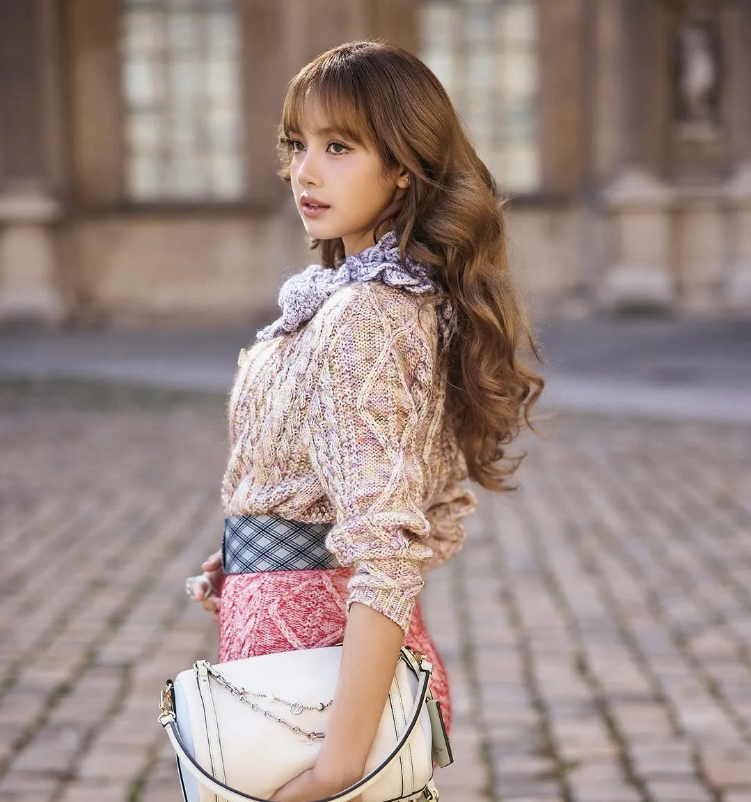 Persis Boneka Hidup, Lisa BLACKPINK Tampil Manis Dengan Solekan ‘Korean Doll Look’ Di Paris Fashion Week