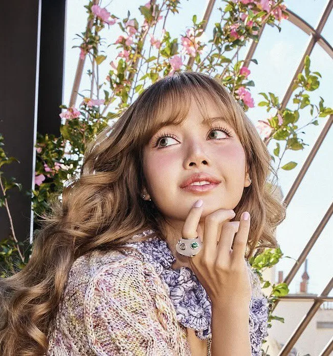 Persis Boneka Hidup, Lisa BLACKPINK Tampil Manis Dengan Solekan ‘Korean Doll Look’ Di Paris Fashion Week