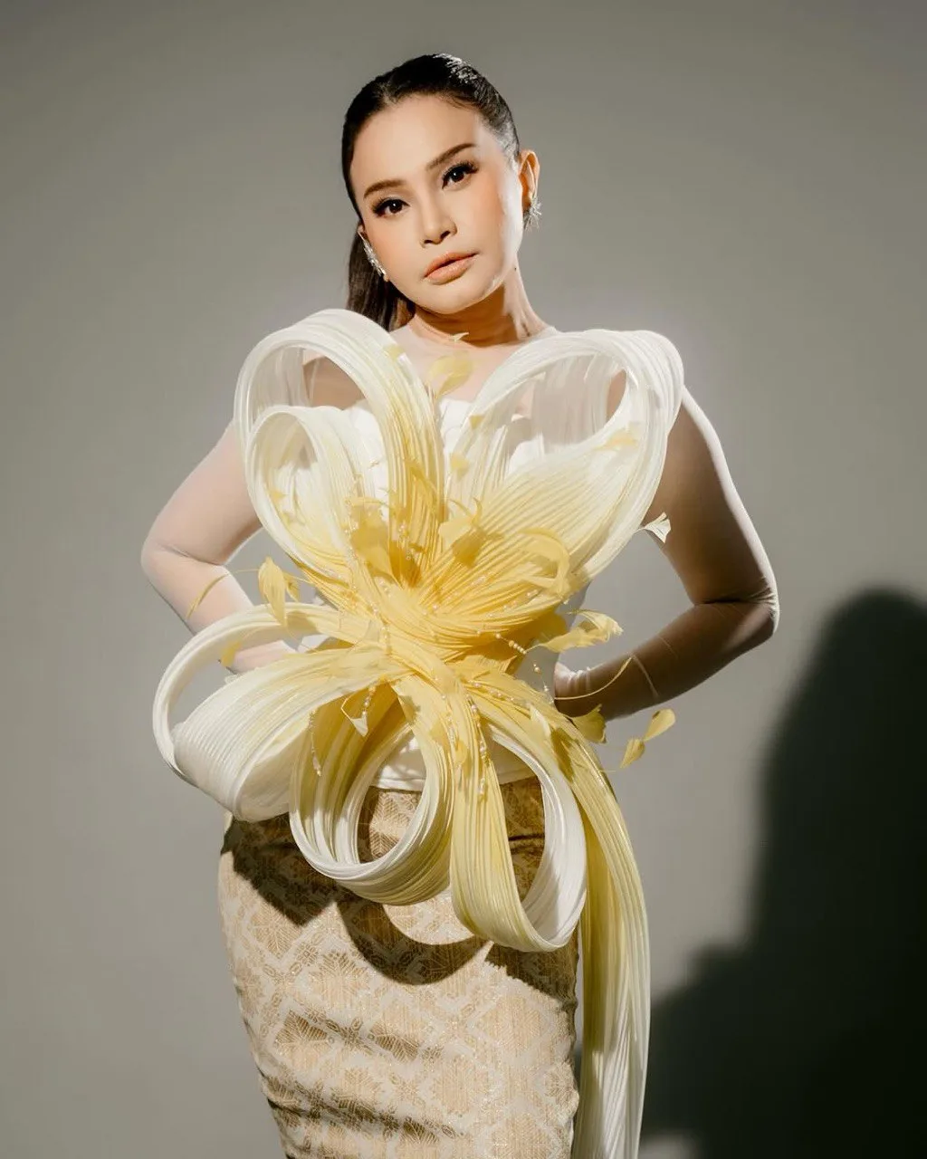 Kongsi Momen Ketika Membeli Makanan Di Gerai Tepi Jalan, Penampilan Sederhana Rossa Raih Perhatian