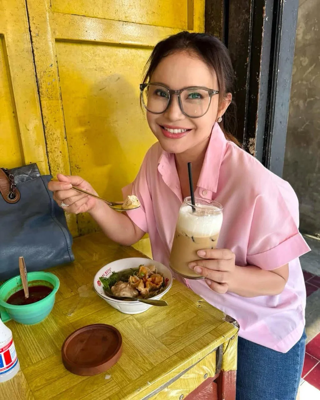 Kongsi Momen Ketika Membeli Makanan Di Gerai Tepi Jalan, Penampilan Sederhana Rossa Raih Perhatian