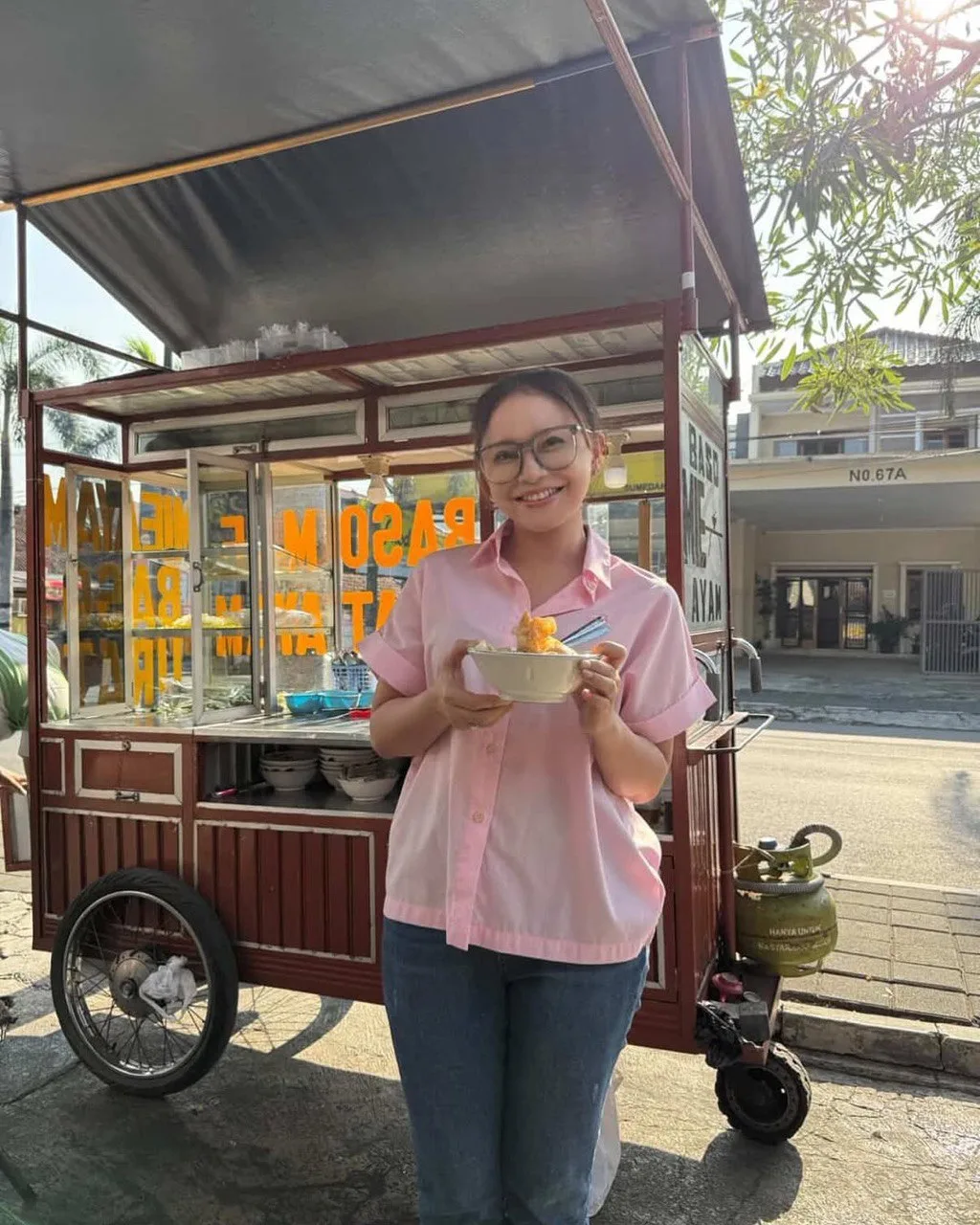 Kongsi Momen Ketika Membeli Makanan Di Gerai Tepi Jalan, Penampilan Sederhana Rossa Raih Perhatian