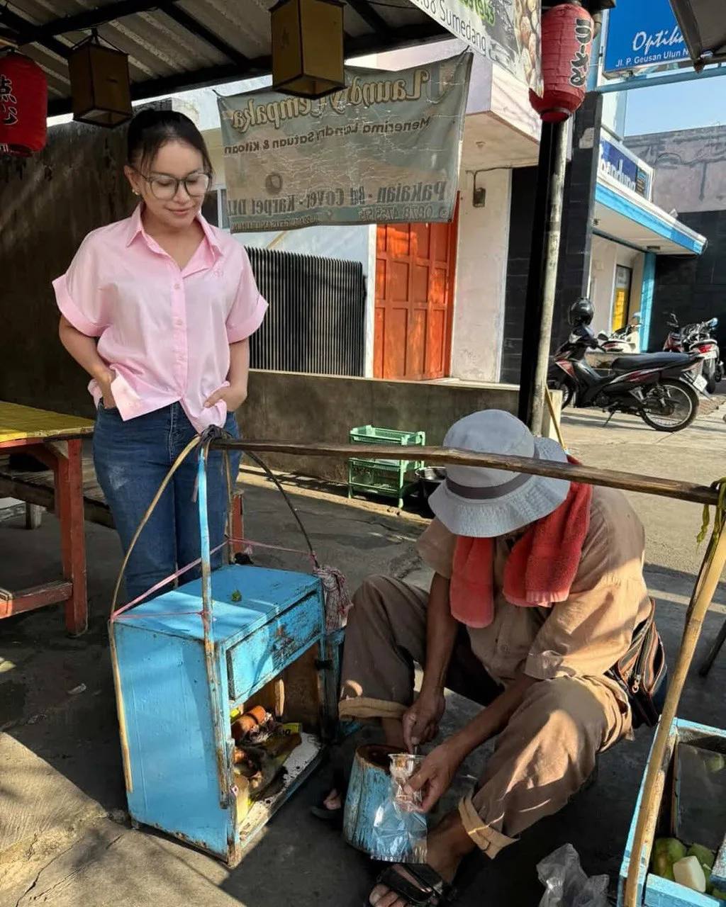 Kongsi Momen Ketika Membeli Makanan Di Gerai Tepi Jalan, Penampilan Sederhana Rossa Raih Perhatian