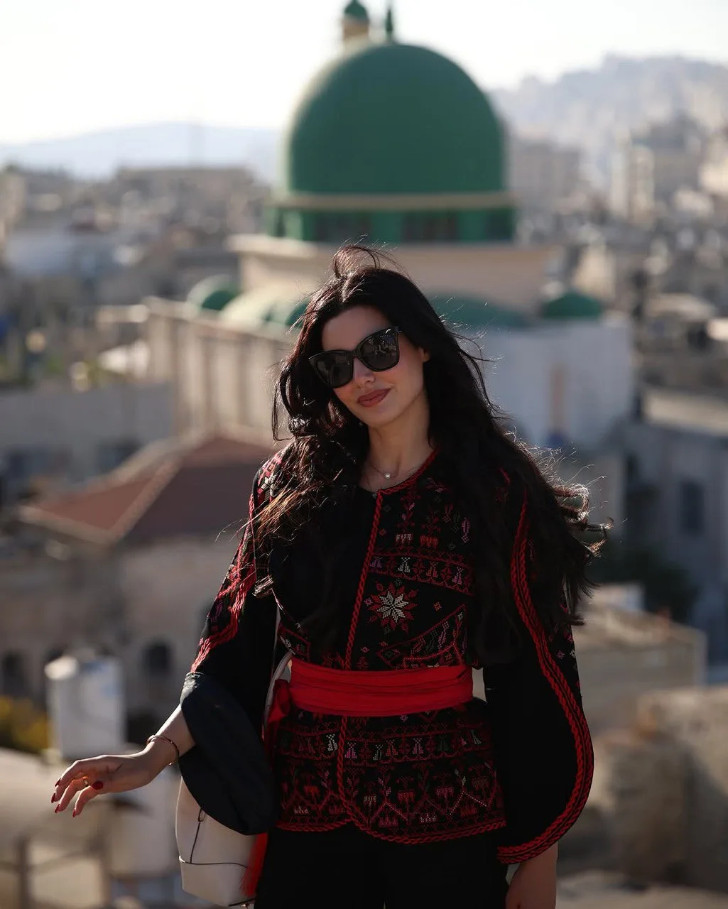 Cantik & Berjiwa Pejuang NADEEN AYOUB Wanita Palestin Pertama Terpilih Ke Miss Universe 2025