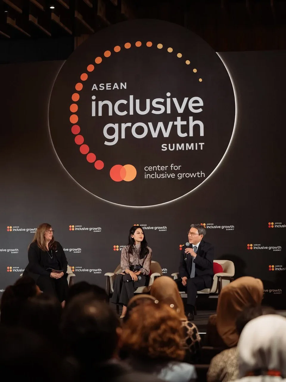 Gaya Elegan ‘Lady Boss’ Maudy Ayunda Saat Hadiri Forum ASEAN Cetus Inspirasi