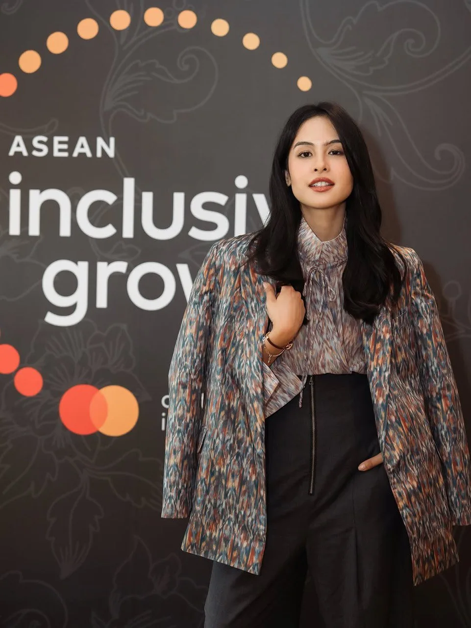 Gaya Elegan ‘Lady Boss’ Maudy Ayunda Saat Hadiri Forum ASEAN Cetus Inspirasi