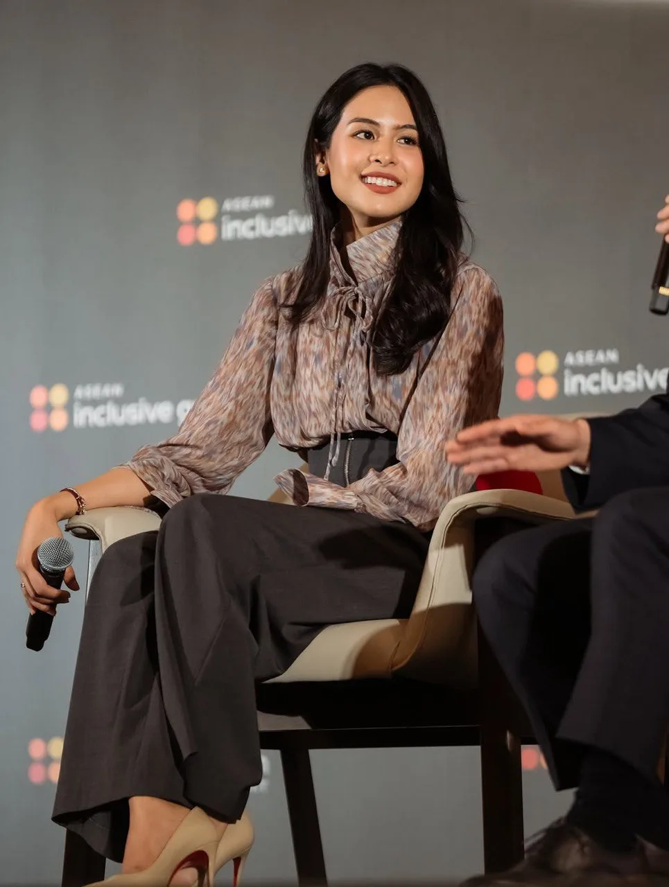 Gaya Elegan ‘Lady Boss’ Maudy Ayunda Saat Hadiri Forum ASEAN Cetus Inspirasi