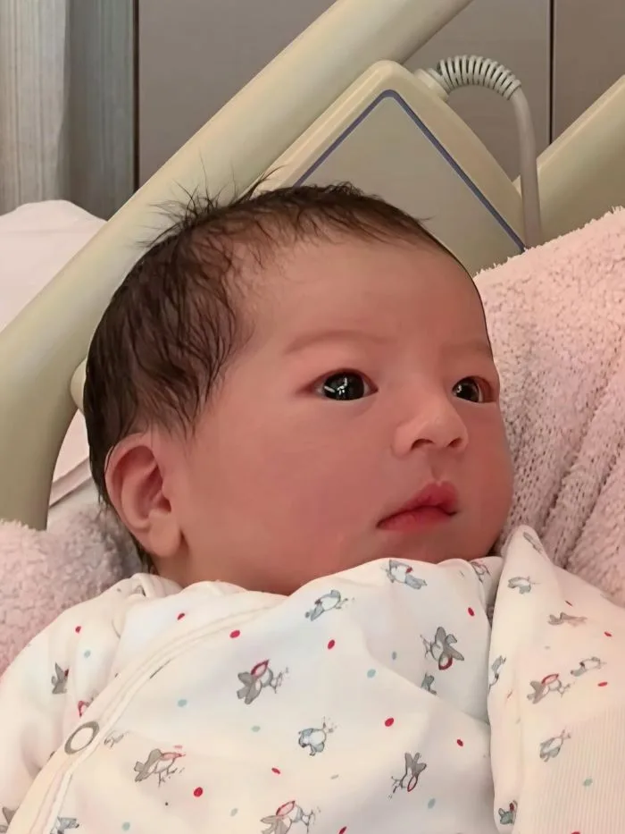 Moka Fang Usia 38 & Ibu Anak 3, Potret Cantik Isteri Aaron Kwok Selepas Bersalin Tuai Pujian