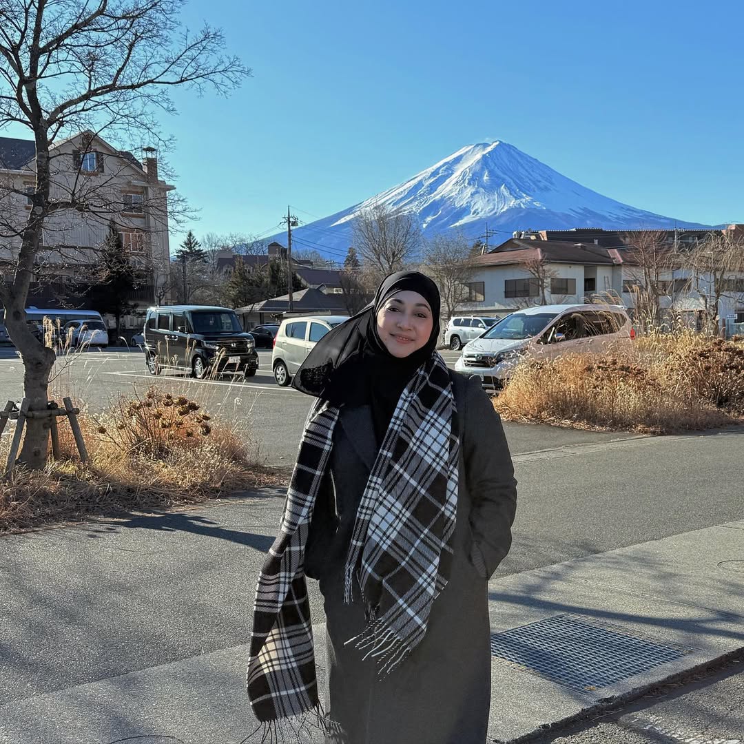 Tak Mekap Tebal Pun Terserlah Cantik, Wajah Awet Muda Tengku Sariza Usia 52 Tahun Raih Pujian!