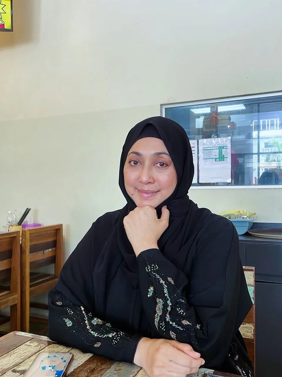 Tak Mekap Tebal Pun Terserlah Cantik, Wajah Awet Muda Tengku Sariza Usia 52 Tahun Raih Pujian!