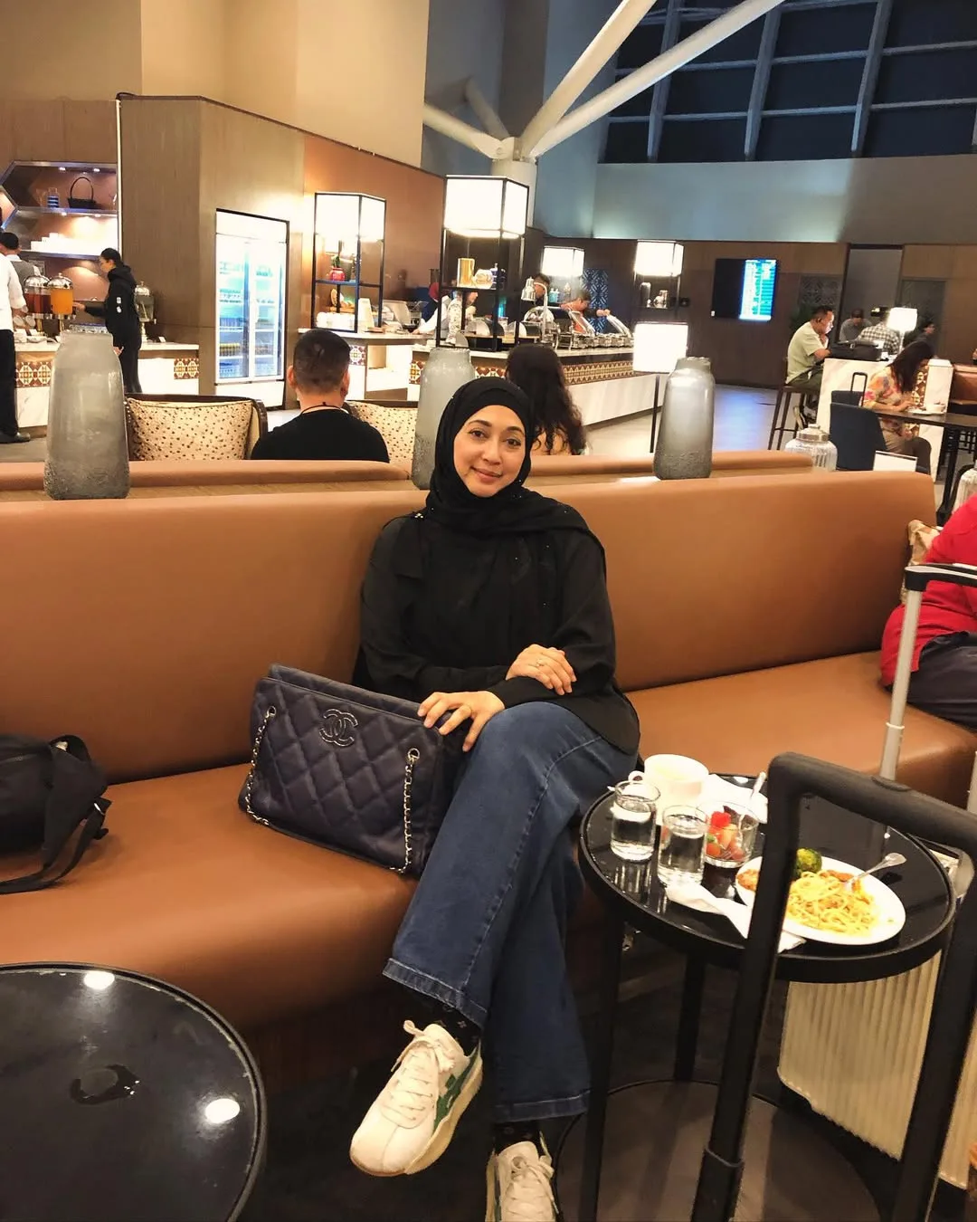 Tak Mekap Tebal Pun Terserlah Cantik, Wajah Awet Muda Tengku Sariza Usia 52 Tahun Raih Pujian!