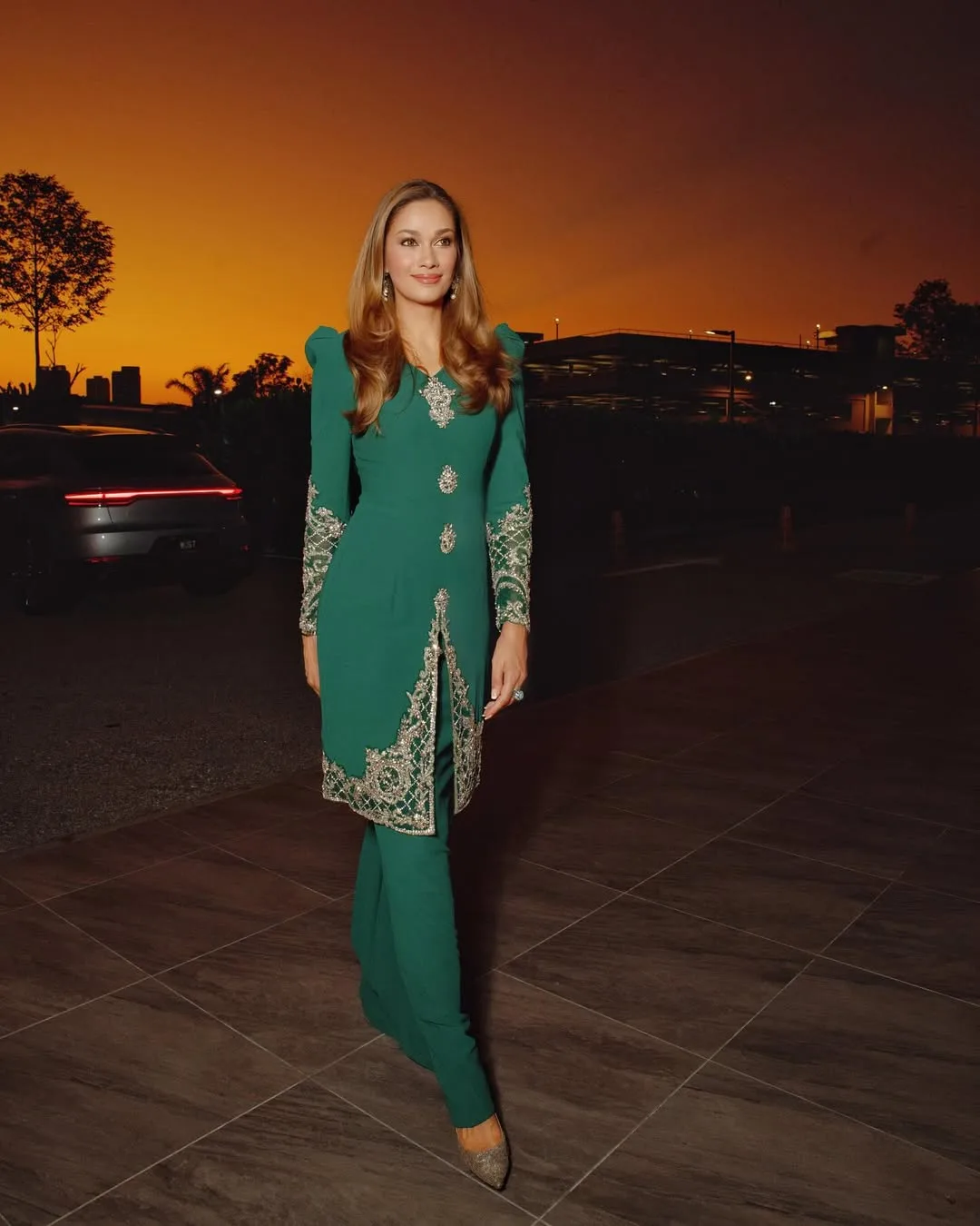 Berbaju Kurung Putih & Mafla Palestin, Sokongan Kavita Sidhu Sambut Kepulangan Aktivis FFC Dari Gaza Raih Tumpuan!