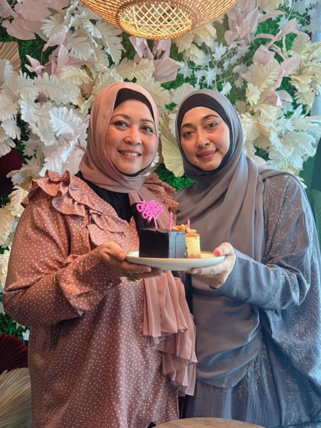 Tak Mekap Tebal Pun Terserlah Cantik, Wajah Awet Muda Tengku Sariza Usia 52 Tahun Raih Pujian!