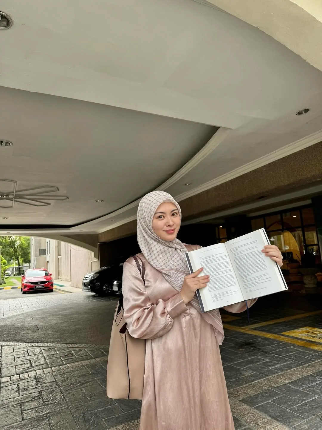 Lebih 13 Tahun Peluk Islam, Ayana Jihye Moon Jaga Ukhwah Dengan Ibu & Kini Buat Kajian Berkaitan Islam!