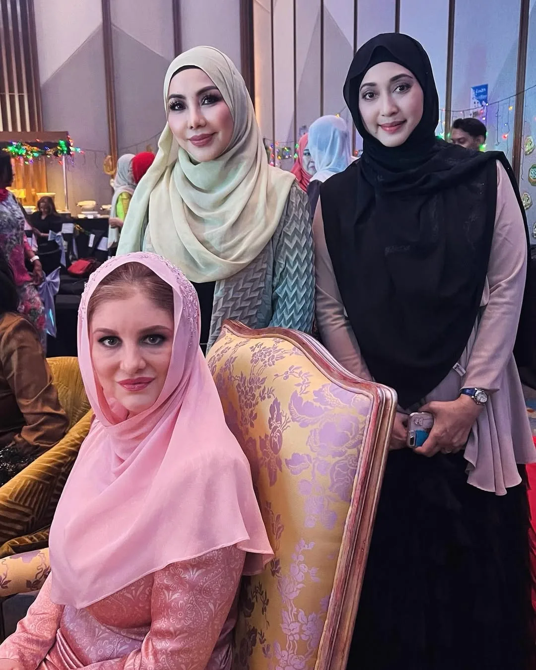 Tak Mekap Tebal Pun Terserlah Cantik, Wajah Awet Muda Tengku Sariza Usia 52 Tahun Raih Pujian!