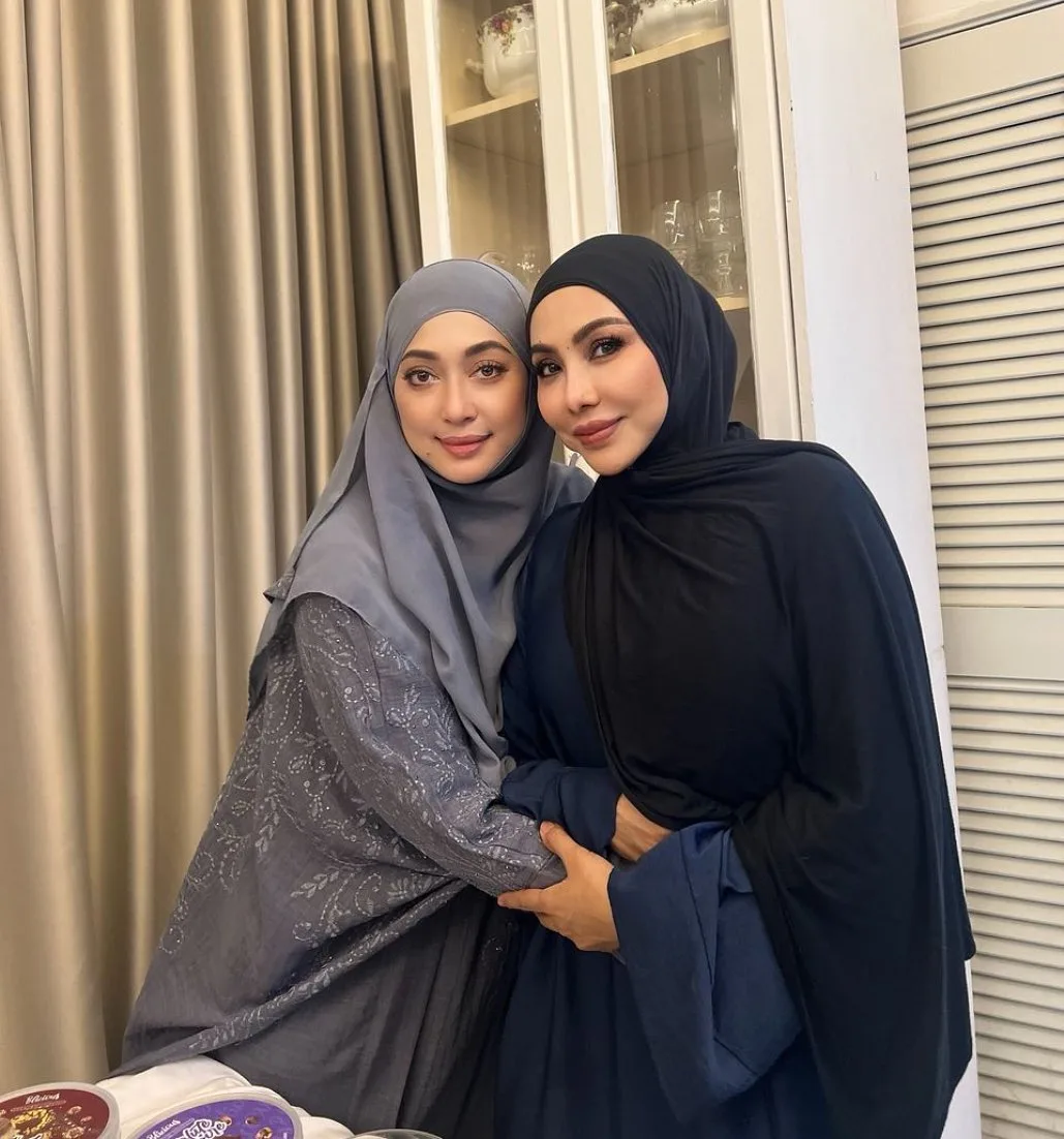 Tak Mekap Tebal Pun Terserlah Cantik, Wajah Awet Muda Tengku Sariza Usia 52 Tahun Raih Pujian!