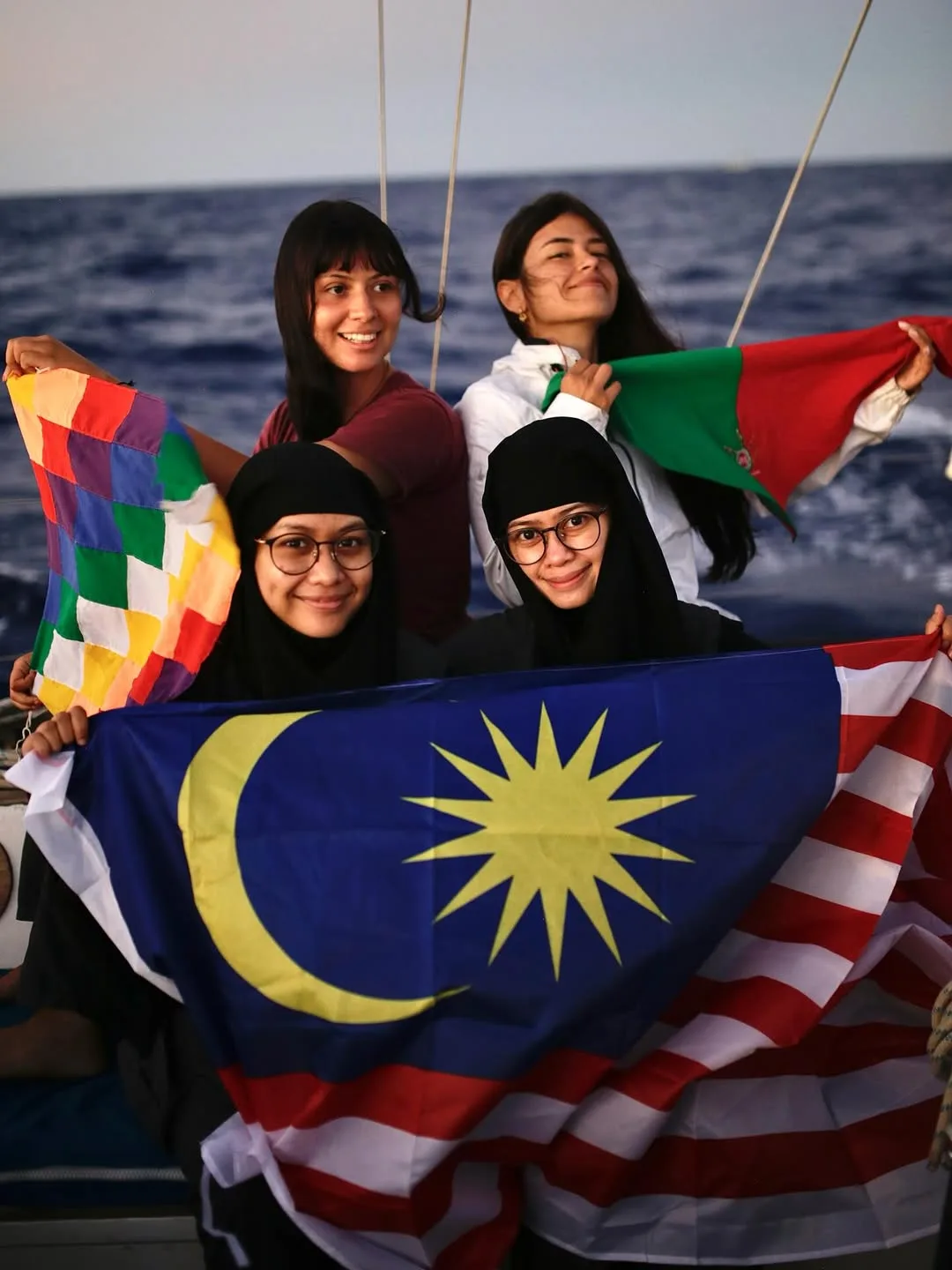 Ibu Bapa Tabah & Cekal Relakan 2 Puteri Sertai GSF, Heliza & Hazwani Helmi, “Reda Mama Abah Jadi Payung Penyelamat Kami!”