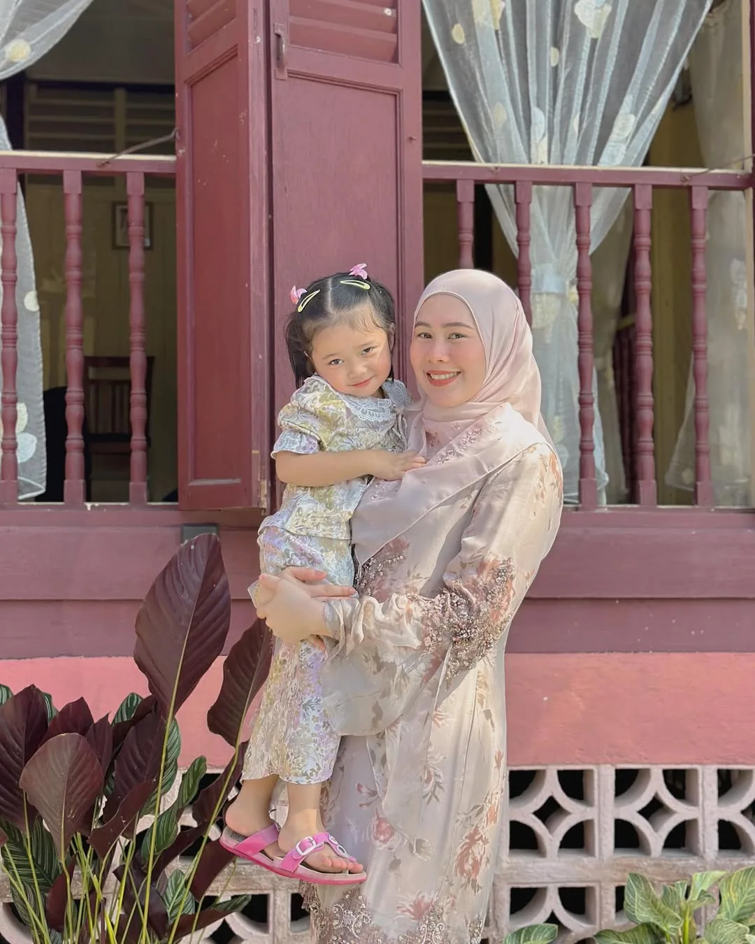 Peribadi Sopan Dr Fie Tawfek & Berasal Dari Keluarga Terpelajar, Ibunya Dr Zailah Bekas Pensyarah & Presiden MARNet!