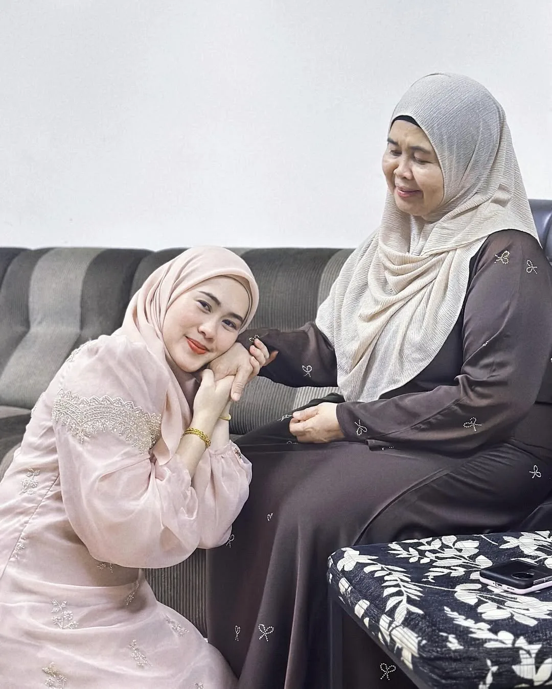 Peribadi Sopan Dr Fie Tawfek & Berasal Dari Keluarga Terpelajar, Ibunya Dr Zailah Bekas Pensyarah & Presiden MARNet!