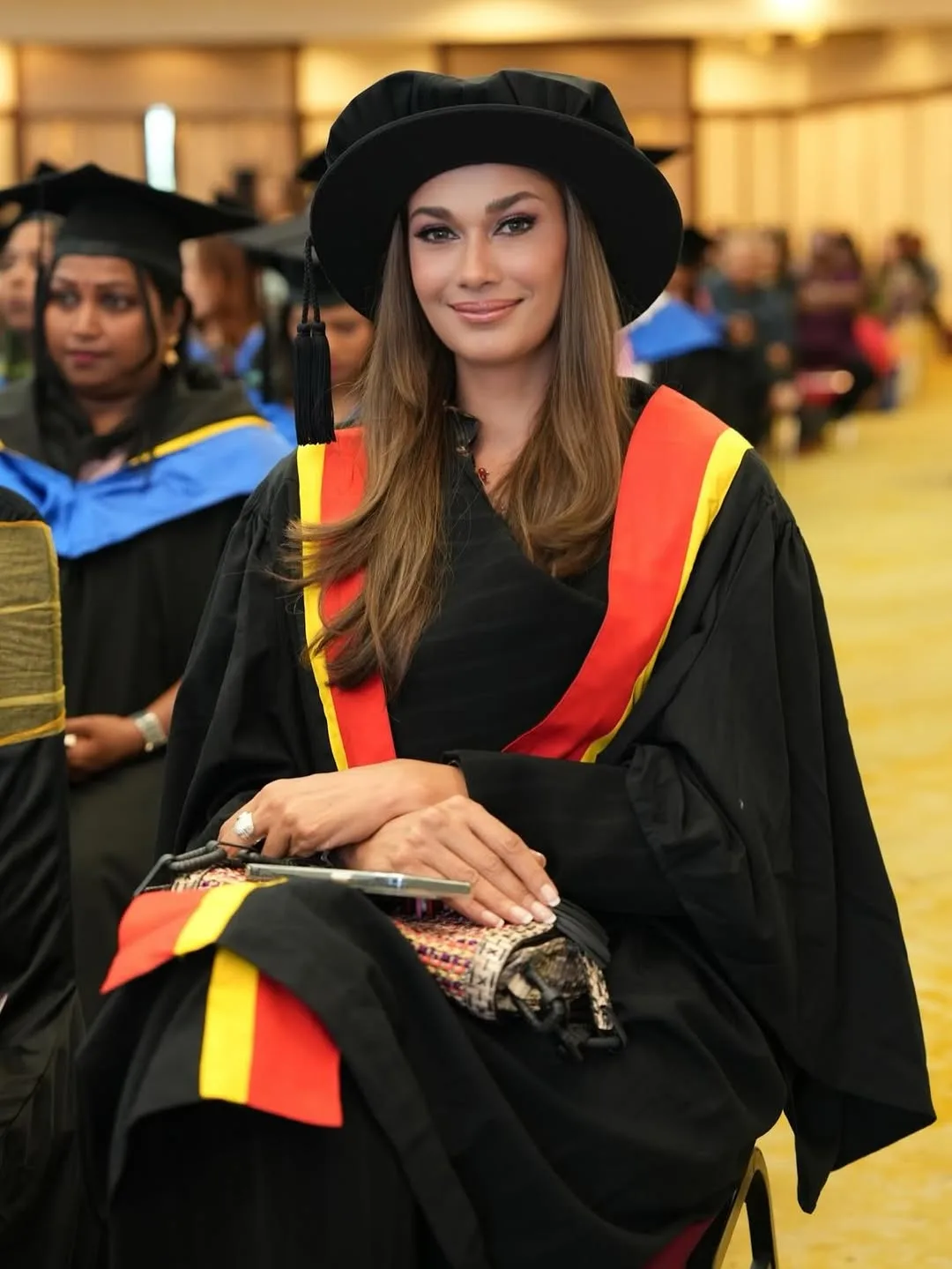 Berbaju Kurung Putih & Mafla Palestin, Sokongan Kavita Sidhu Sambut Kepulangan Aktivis FFC Dari Gaza Raih Tumpuan!