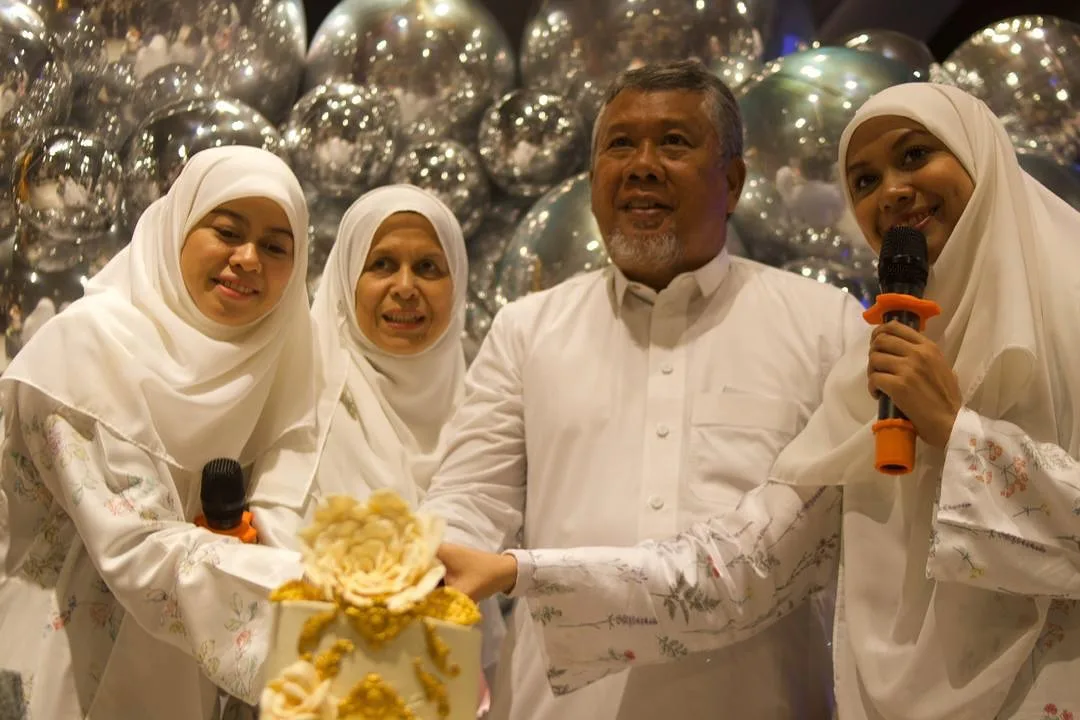 Ibu Bapa Tabah & Cekal Relakan 2 Puteri Sertai GSF, Heliza & Hazwani Helmi, “Reda Mama Abah Jadi Payung Penyelamat Kami!” 16 Ibu Bapa Tabah & Cekal Relakan 2 Puteri Sertai GSF, Heliza & Hazwani Helmi, “Reda Mama Abah Jadi Payung Penyelamat Kami!”