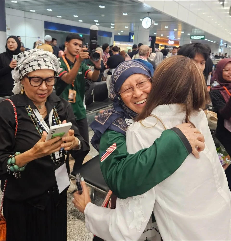 Berbaju Kurung Putih & Mafla Palestin, Sokongan Kavita Sidhu Sambut Kepulangan Aktivis FFC Dari Gaza Raih Tumpuan!