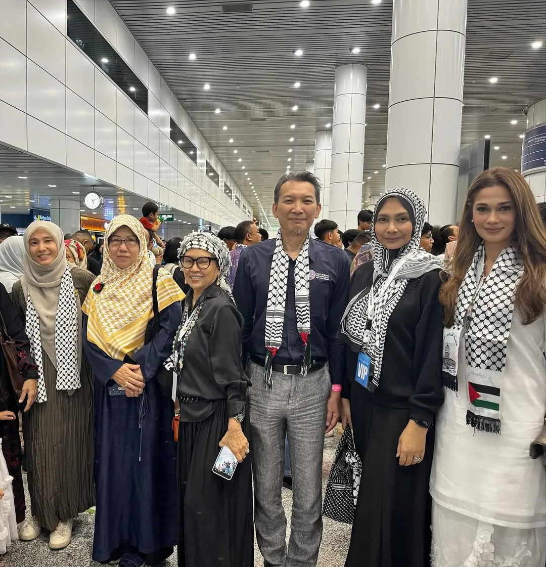 Berbaju Kurung Putih & Mafla Palestin, Sokongan Kavita Sidhu Sambut Kepulangan Aktivis FFC Dari Gaza Raih Tumpuan!