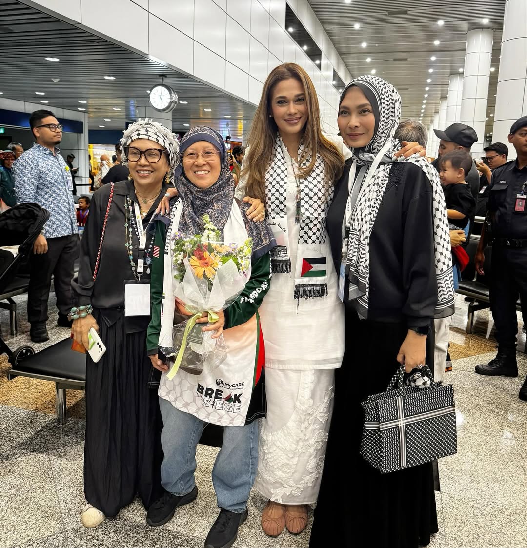 Berbaju Kurung Putih & Mafla Palestin, Sokongan Kavita Sidhu Sambut Kepulangan Aktivis FFC Dari Gaza Raih Tumpuan!