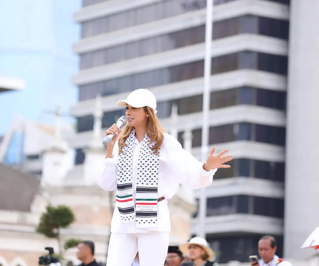 Berbaju Kurung Putih & Mafla Palestin, Sokongan Kavita Sidhu Sambut Kepulangan Aktivis FFC Dari Gaza Raih Tumpuan!