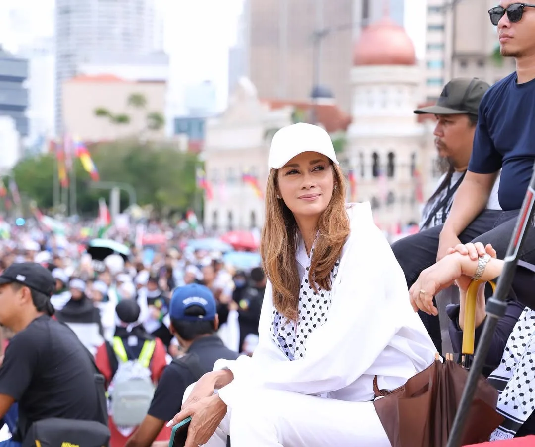 Berbaju Kurung Putih & Mafla Palestin, Sokongan Kavita Sidhu Sambut Kepulangan Aktivis FFC Dari Gaza Raih Tumpuan!